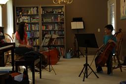 Veronica Kolegas performing cello at Chicago concert